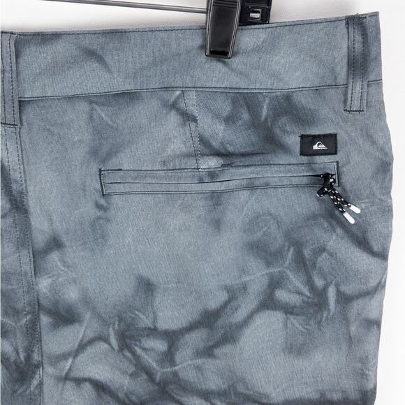 Quiksilver Amphibian Bermuda Shorts Men's 36x11 Gray Geometric Logo Poly Blend - Picture 11 of 12